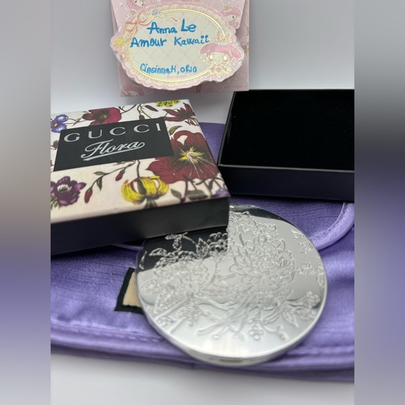 Gucci Round metal mirror with detail floral outside, and purple make up pouch - Picture 3 of 14